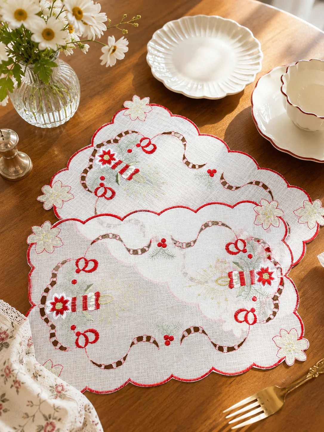 4-Piece Christmas Candle Placemats, French-Style Romantic Polyester Fiber Suitable for Dining Tables, Coffee Tables, Daily Home Decoration, and Wedding Parties and Holidays