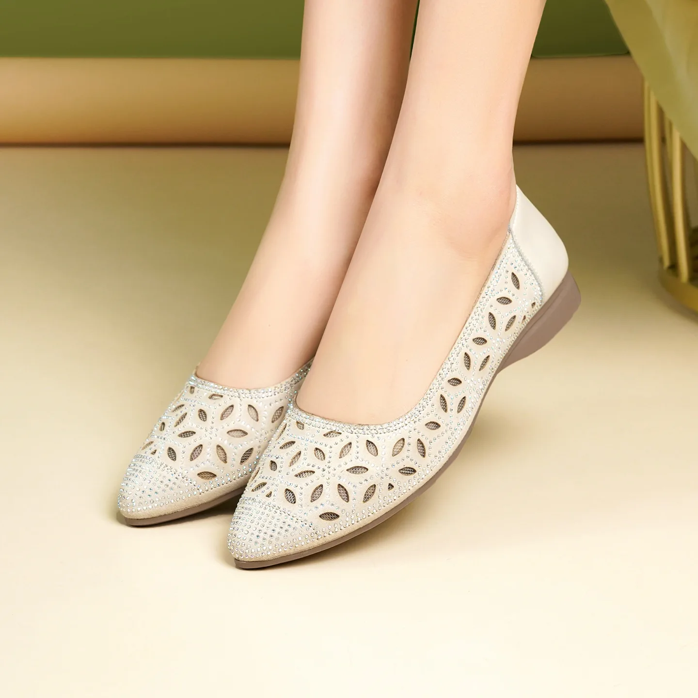 

Новые весенне-летние дышащие удобные женские туфли-балетки из натуральной кожи со стразами и перфорацией 2026 для мам