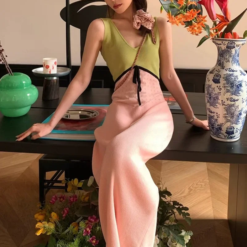 2024 Erdbeer-Spleiß-Farbkontrast-Strickkleid für Damen im Sommer, hohe Taille, schlankmachendes Design, Tank-Top-Rock