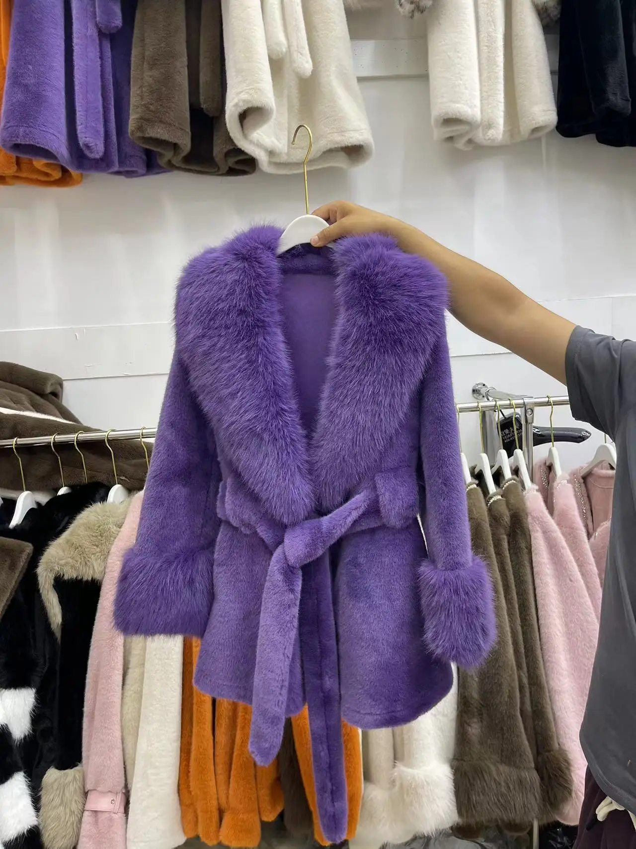 Luxury High Quality New Large Fur Collar Fur Coat Belt Slim Jacket Women Winter Warm Eco-Friendly Mink Fox Fur Coat Premium Tops
