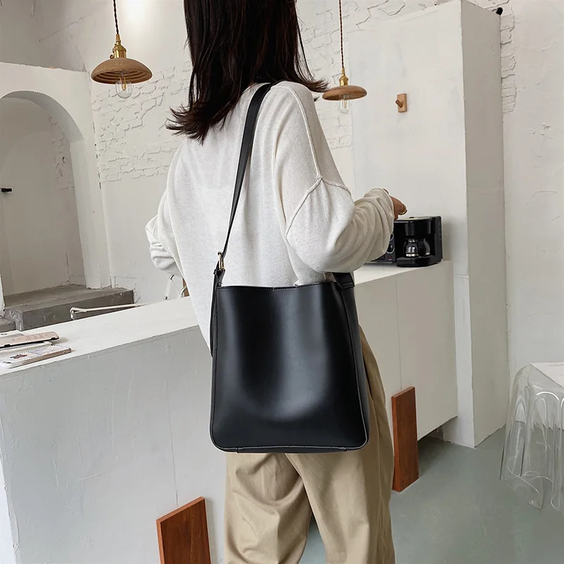 Large-capacity Bucket Messenger Bag Korean Shoulder Bag 2024 New Trendy Autumn Fashion Simple Magnetic Buckle Handbags