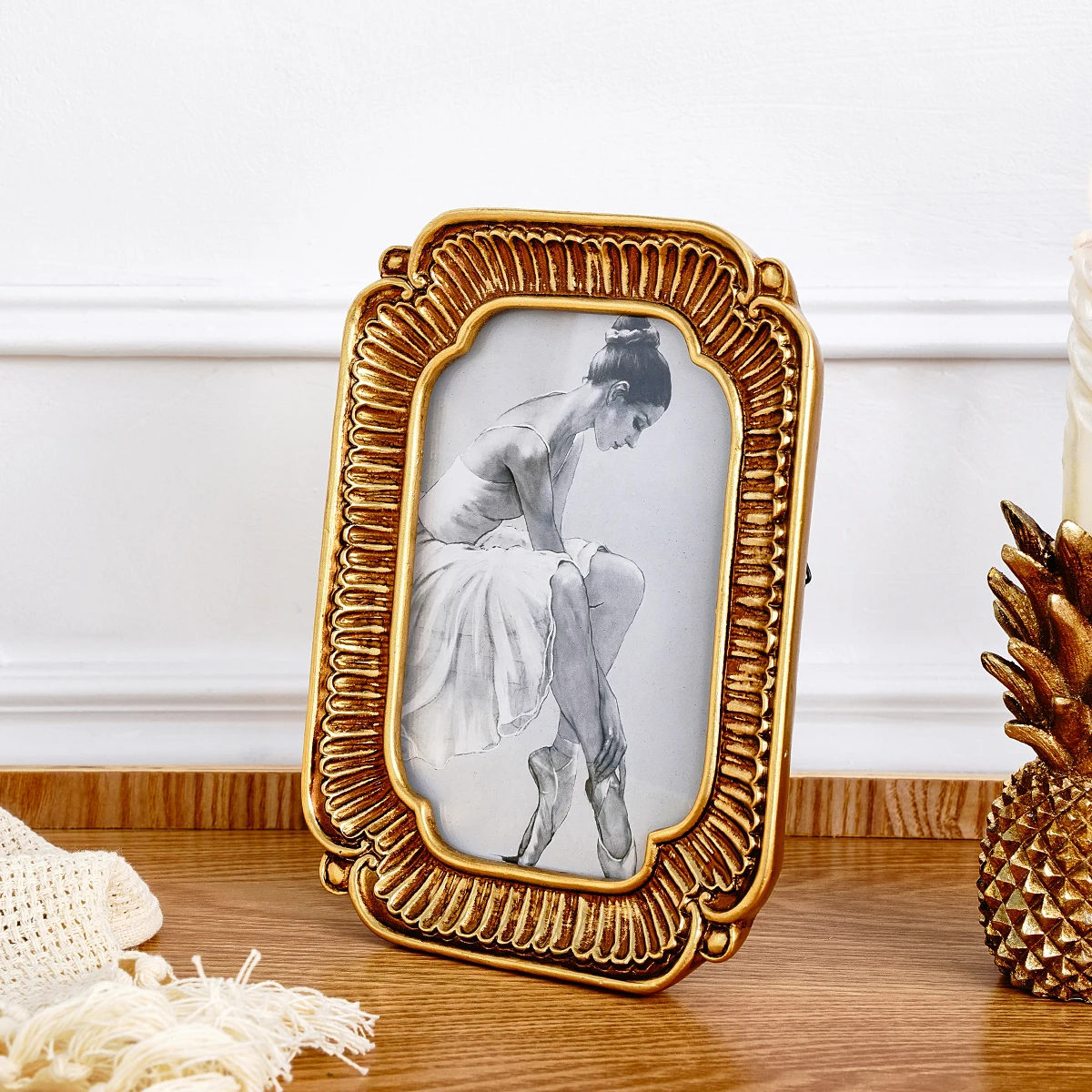 1PC, Resin Material, European Gold Classical Three-Dimensional Pattern Decorative Photo Frame