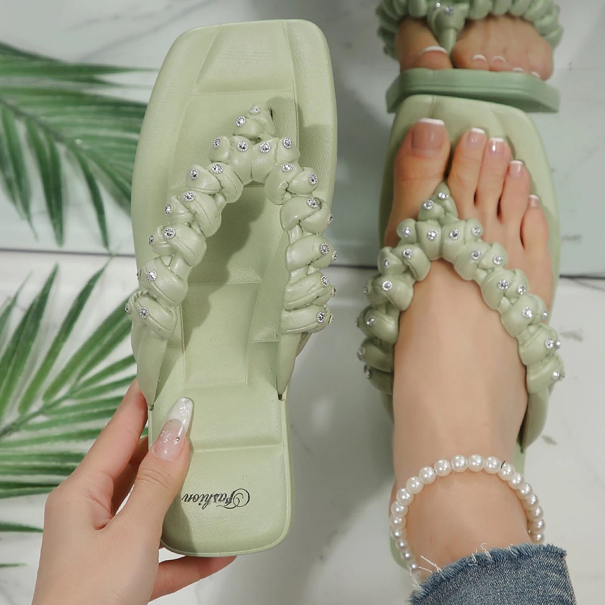 

Женские тапочки, новинка 2025, нарядные сандалии, модные новые тапочки с квадратным носком, шлепанцы, яркие туфли с бриллиантами, женские шлепанцы