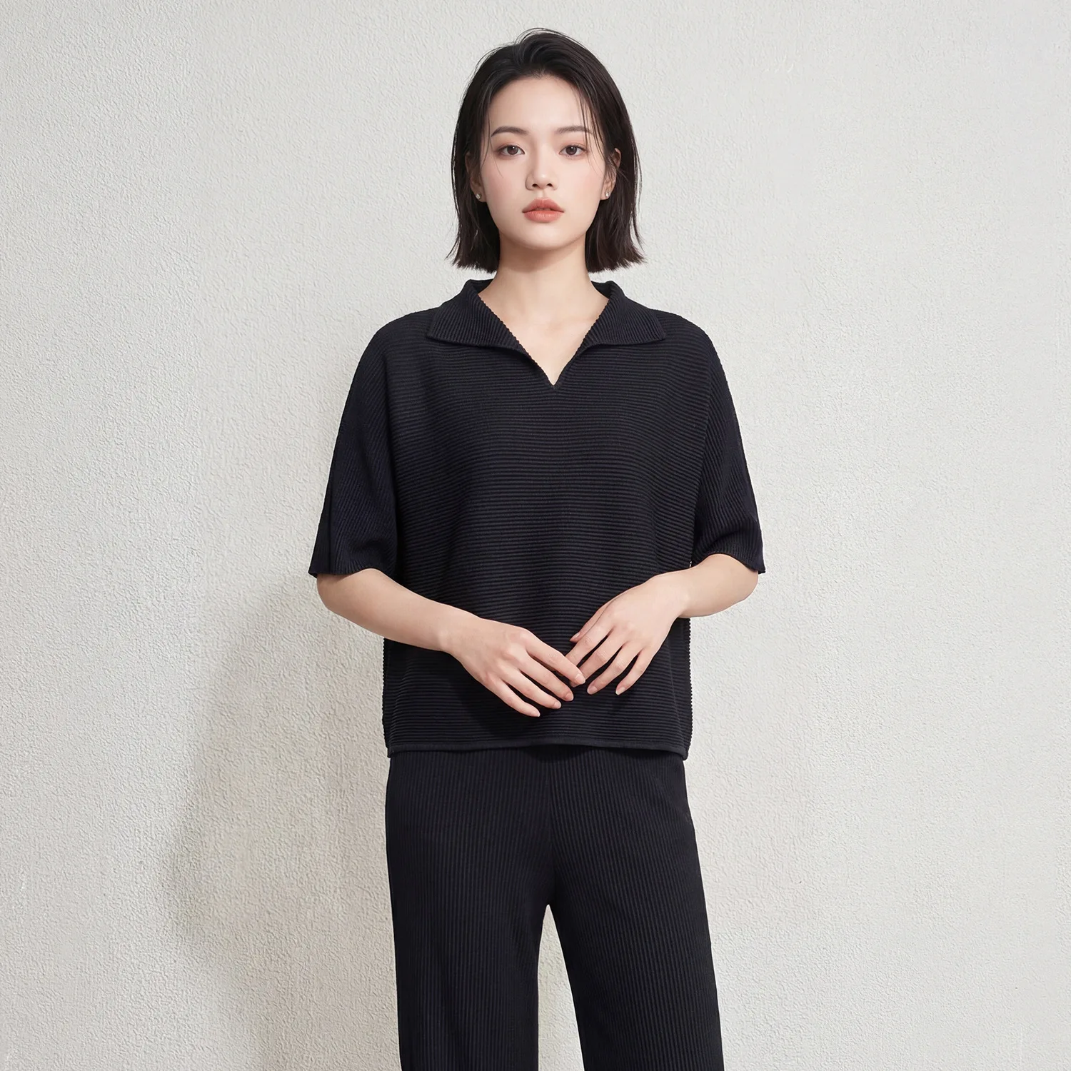 Minimalist style pleated T-shirt, women's solid color, lapel, loose fit, slimming, work top, short sleeves, summer style.