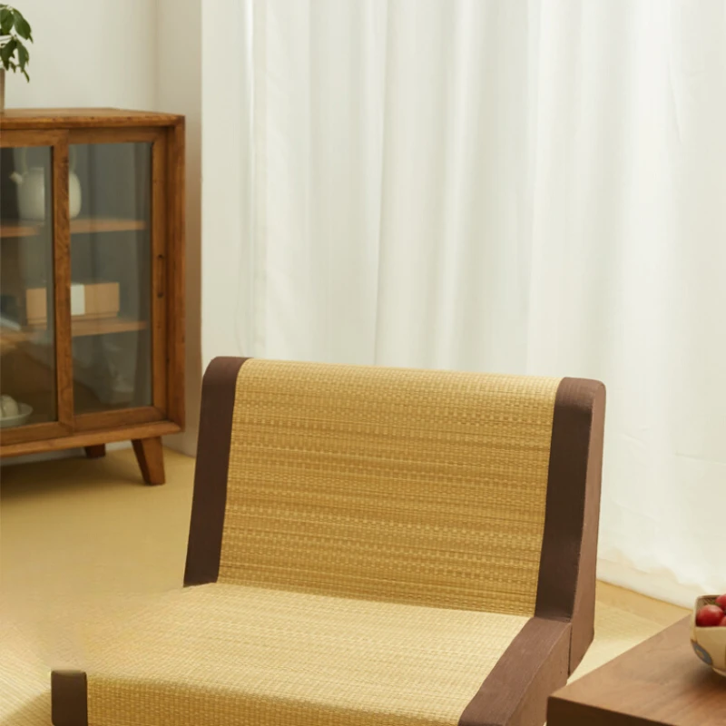 The armchair is sedentary and comfortable, and the waist is protected by natural straw.