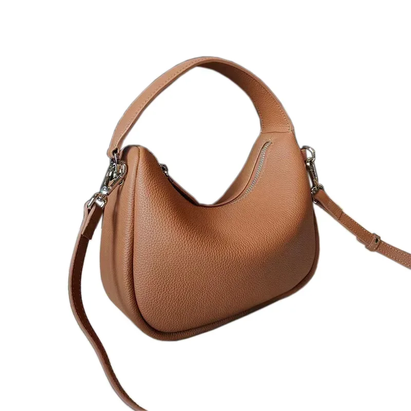 Borsa da donna in vera pelle con strato superiore di pelle bovina una borsa a mezzaluna tenuta in mano squisita borsa a tracolla con una spalla