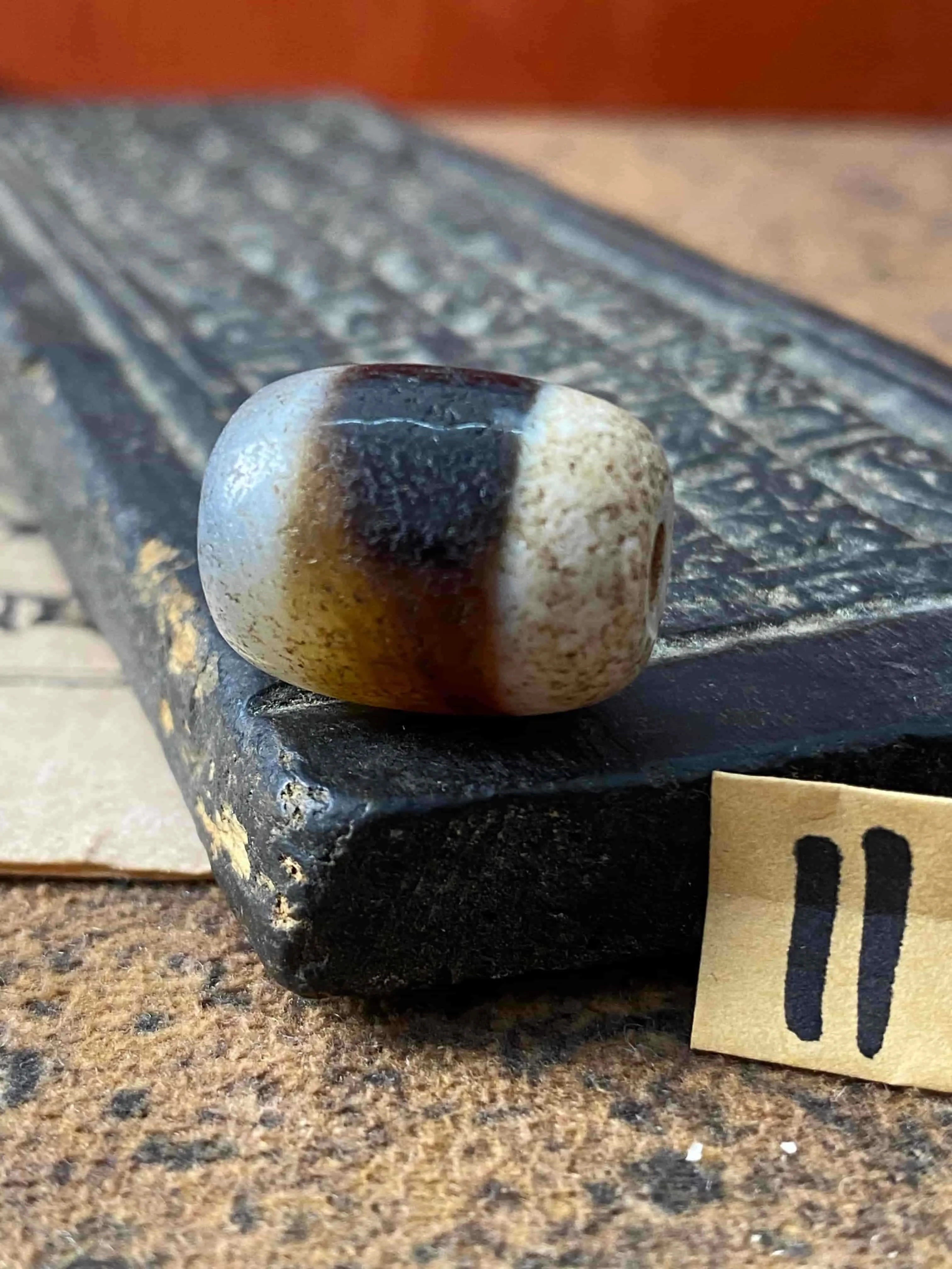 1pcs/lot Old large-year heavily weathered calcified black white agate imitation pure Dzi barrel beads original beads tiger tooth
