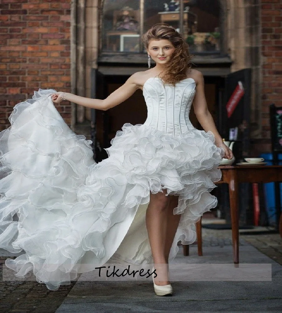 رومانسية مرحبا منخفضة فستان الزفاف الشاطئ 2025 الحبيب أسفل المتدرج الكشكشة البلد زي العرائس مثير فستان عروس قصير مخصص