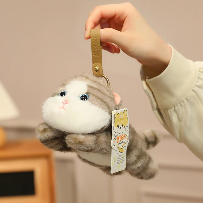 

Мягкая плюшевая игрушка-подвеска в виде котенка, имитирующая лежащую кошку, забавная поза, декор для рабочего стола, милый подарок на день рождения для любителей кошек