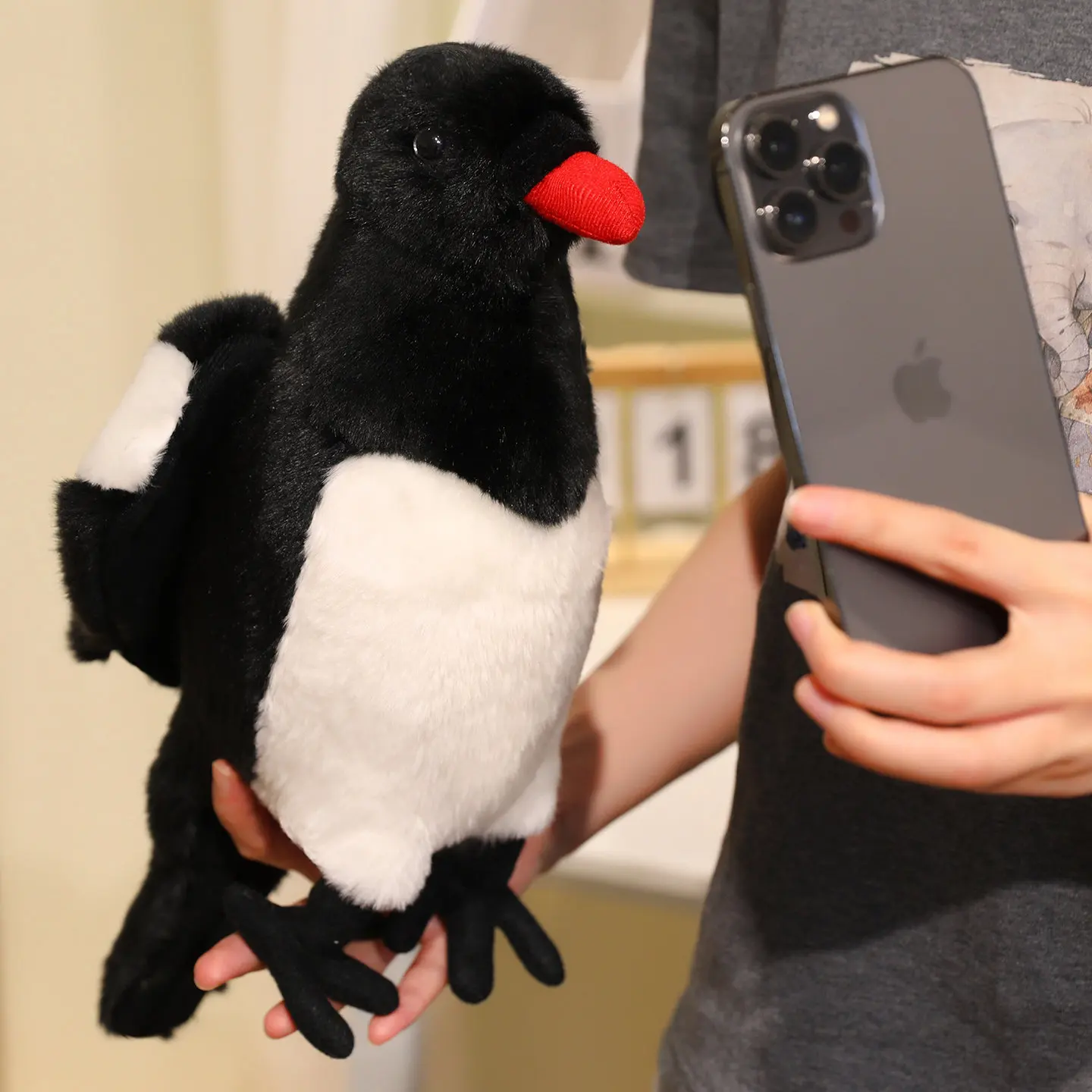 Simulación de boca roja y negra, pájaro de Pica pica, muñeco de peluche, nuevo pájaro realista, accesorios de fotografía, decoración del hogar, regalo de cumpleaños