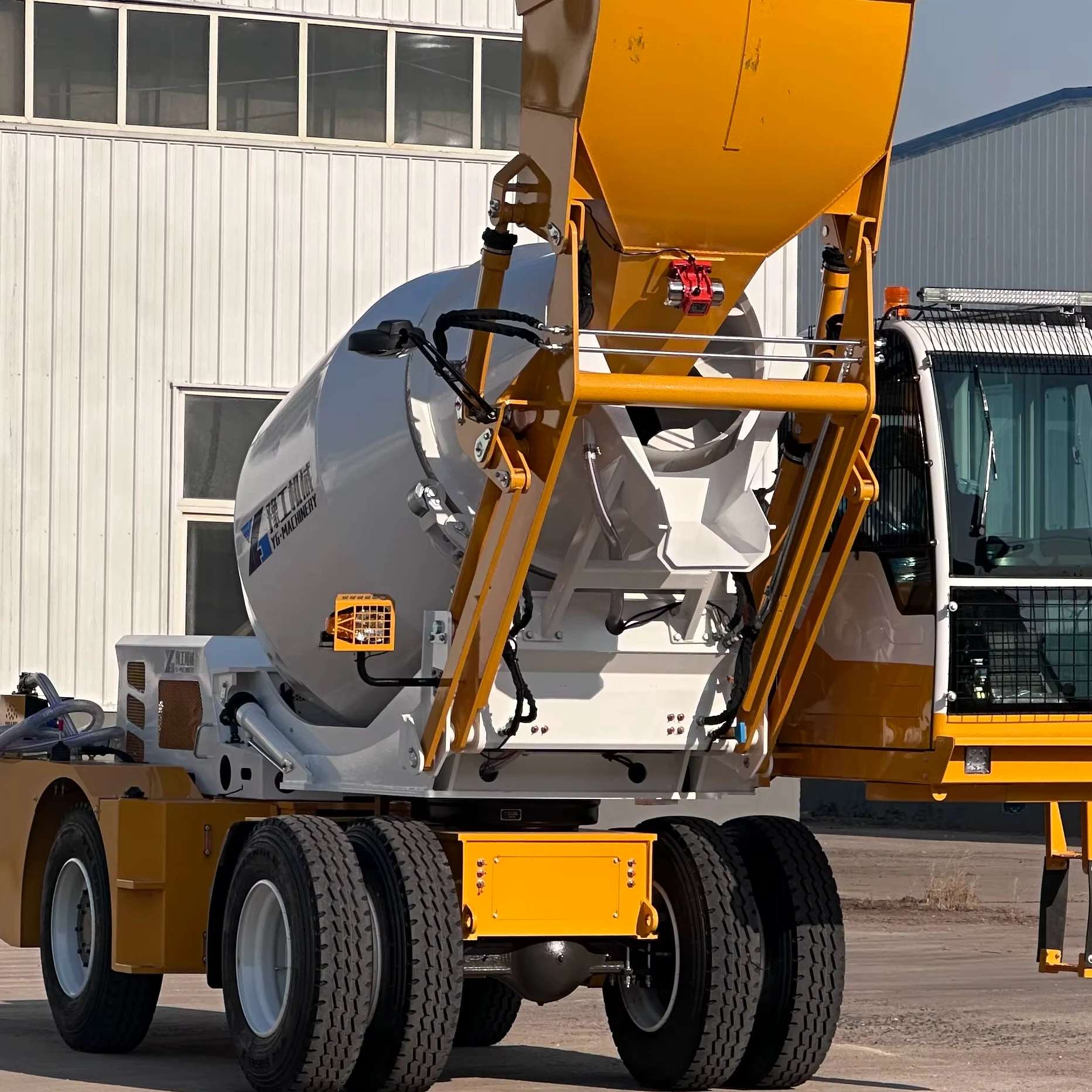 Stable Mixing Self Loading Concrete Mixer Truck Produces Homogeneous Concrete Mixture