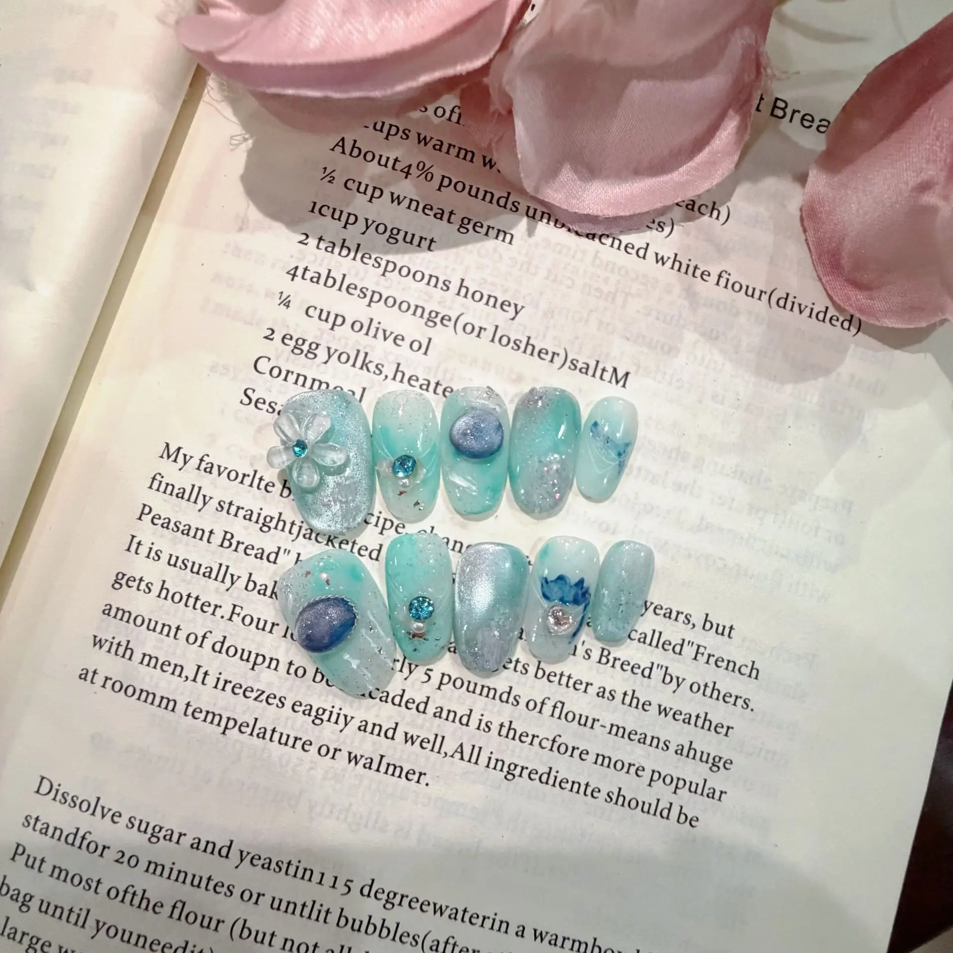 

10pcs Korean-Inspired Cute Cat-Eye Handmade Nails Blue Diamond Flowers Fake Nail Medium Almond Press on Nail for Women&Girl