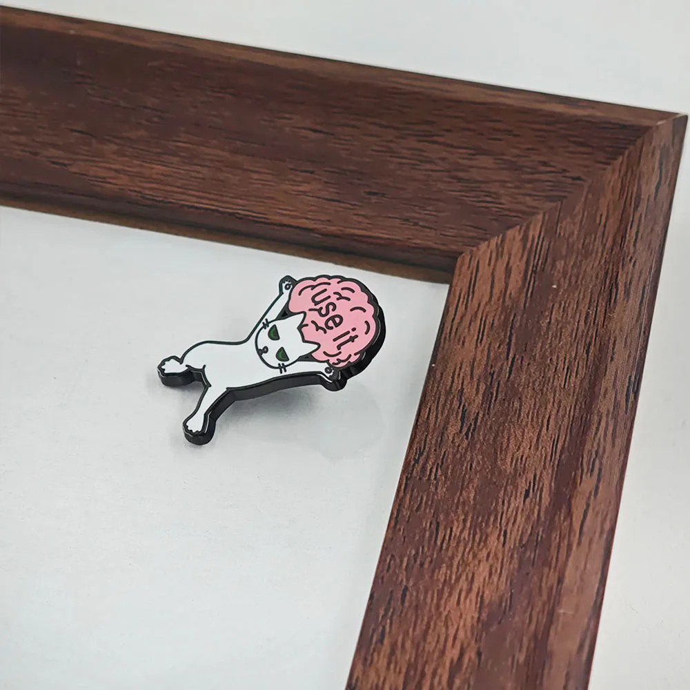 Lustige Katzen-Emaille-Pins mit sarkastischem Meme-Motiv, niedliche weiße Kätzchen-Metallabzeichen, Rucksack-Anstecknadel, Schmuckgeschenk – Detail 6