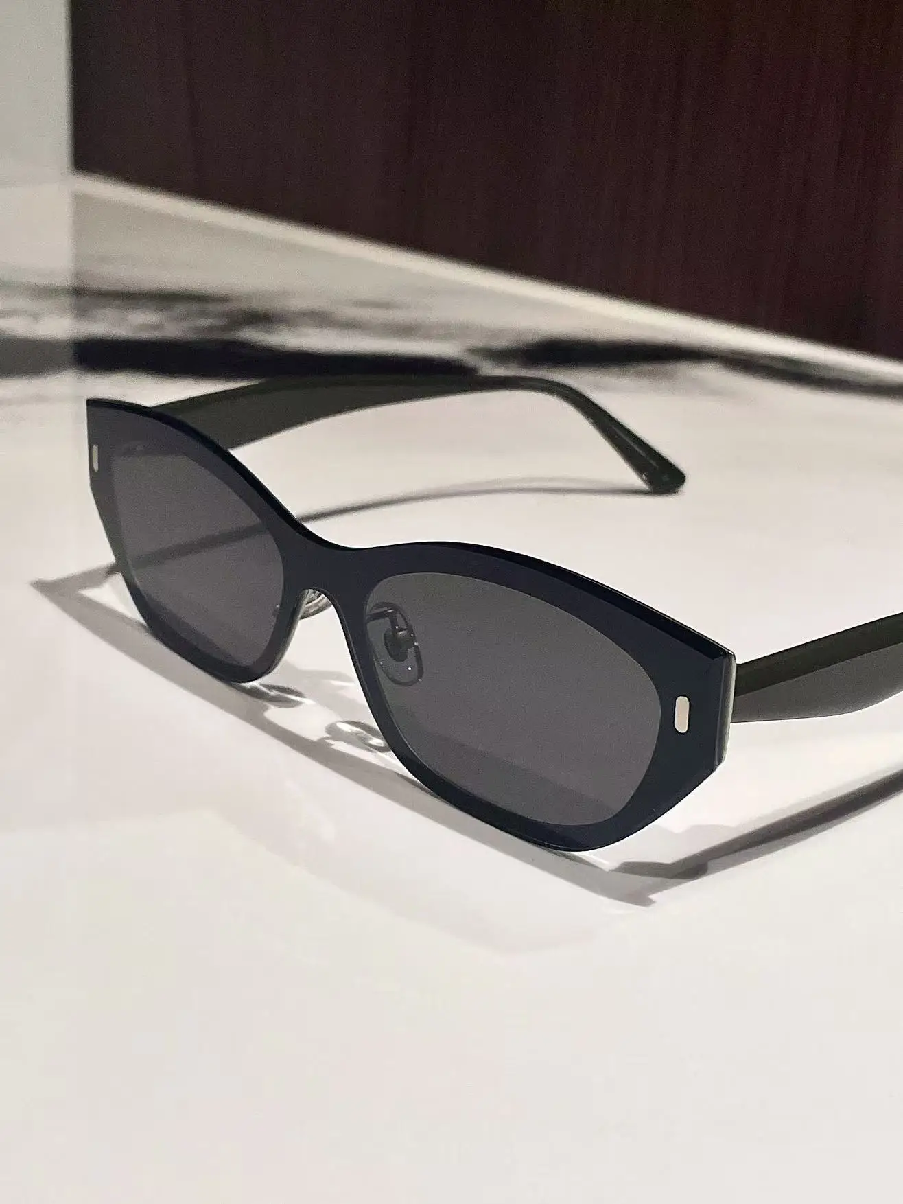 Nuovi occhiali autunnali e invernali Occhiali da sole da uomo firmati Moda Casual Occhiali da sole neri alla moda Occhiali con fascino neutro