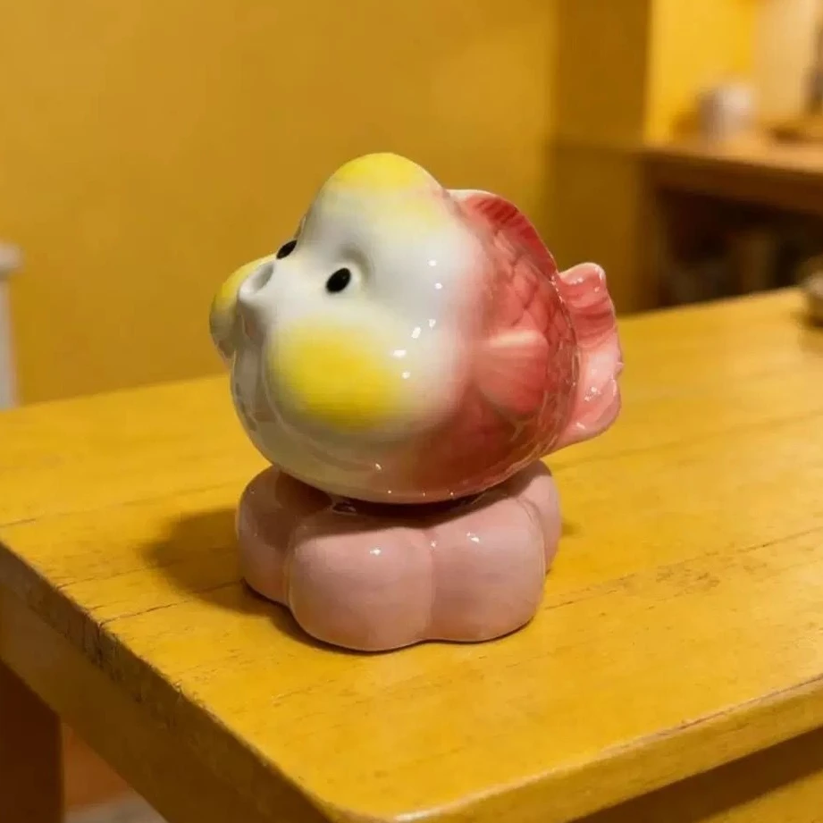 Ceramic Blushing Bubble‑Fish Ornament Cute Mini Cartoon Spin‑able Auspicious Lucky Fish Statue Home Desk Decoration Gift