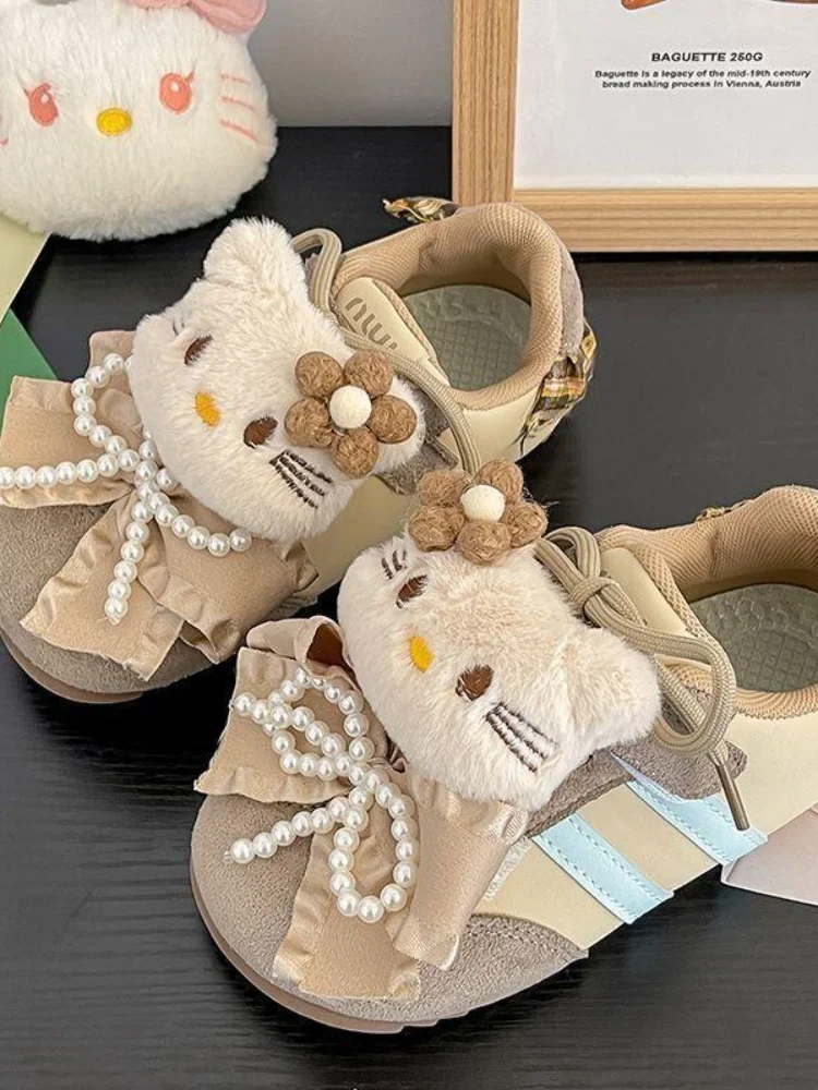 

Хлопковая обувь Hello Kitty Sanrio, новинка 2024, осень-зима, детская доска на мягкой подошве для девочек, спортивные плюшевые трендовые повседневные туфли для доски