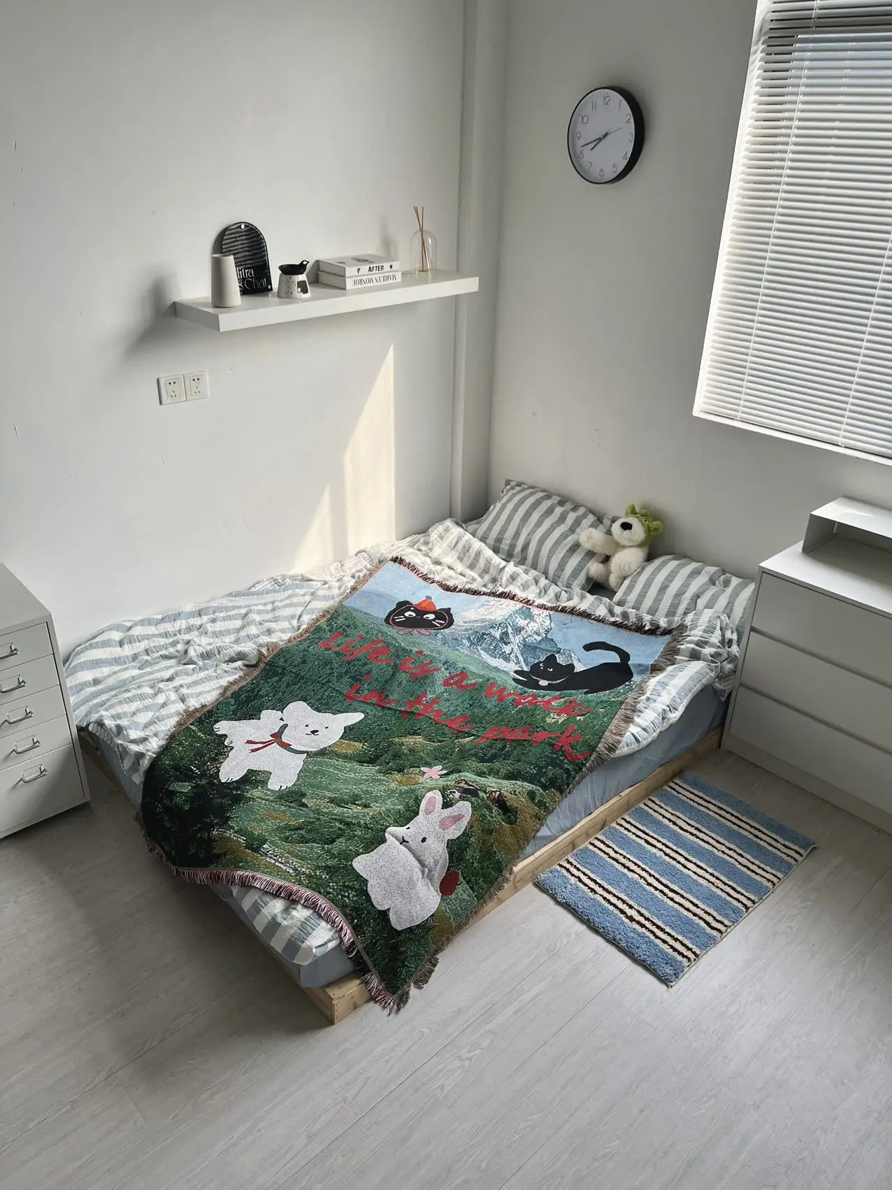 Korean Style Bedroom Dog And Cat Blanket Fresh And Cute Rug Tapestry Bed Blanket view 5