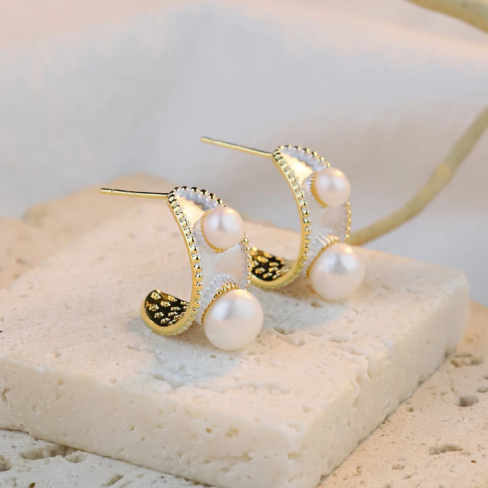 

2025 Elegant C-Shaped Shell Pearl Earrings 18K Gold Plated Copper, White Pearl Jewelry for Women Christmas Luxury Gift 1 Pair