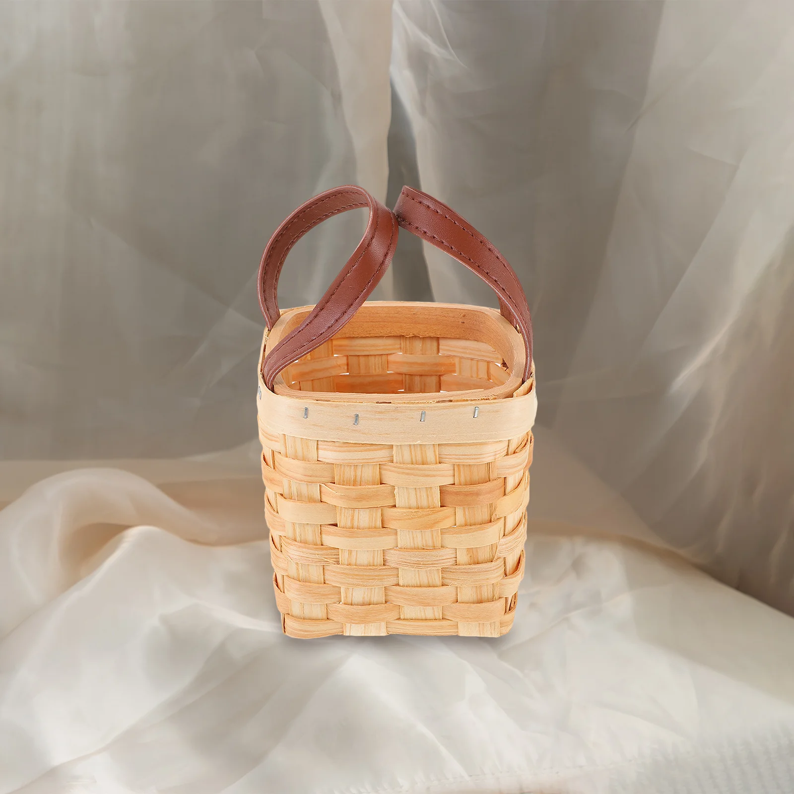 

Woven Wooden Handheld Basket Exquisite Craftsmanship Candy Flower Storage Basket Woven Baskets Mini Baskets Photo Prop