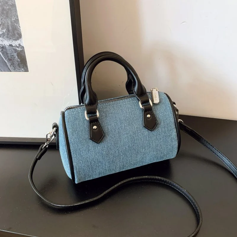 

Trendy And Simple Women's Messenger Bag In Distressed Leather With Crossbody Strap For A Casual Vintage Look