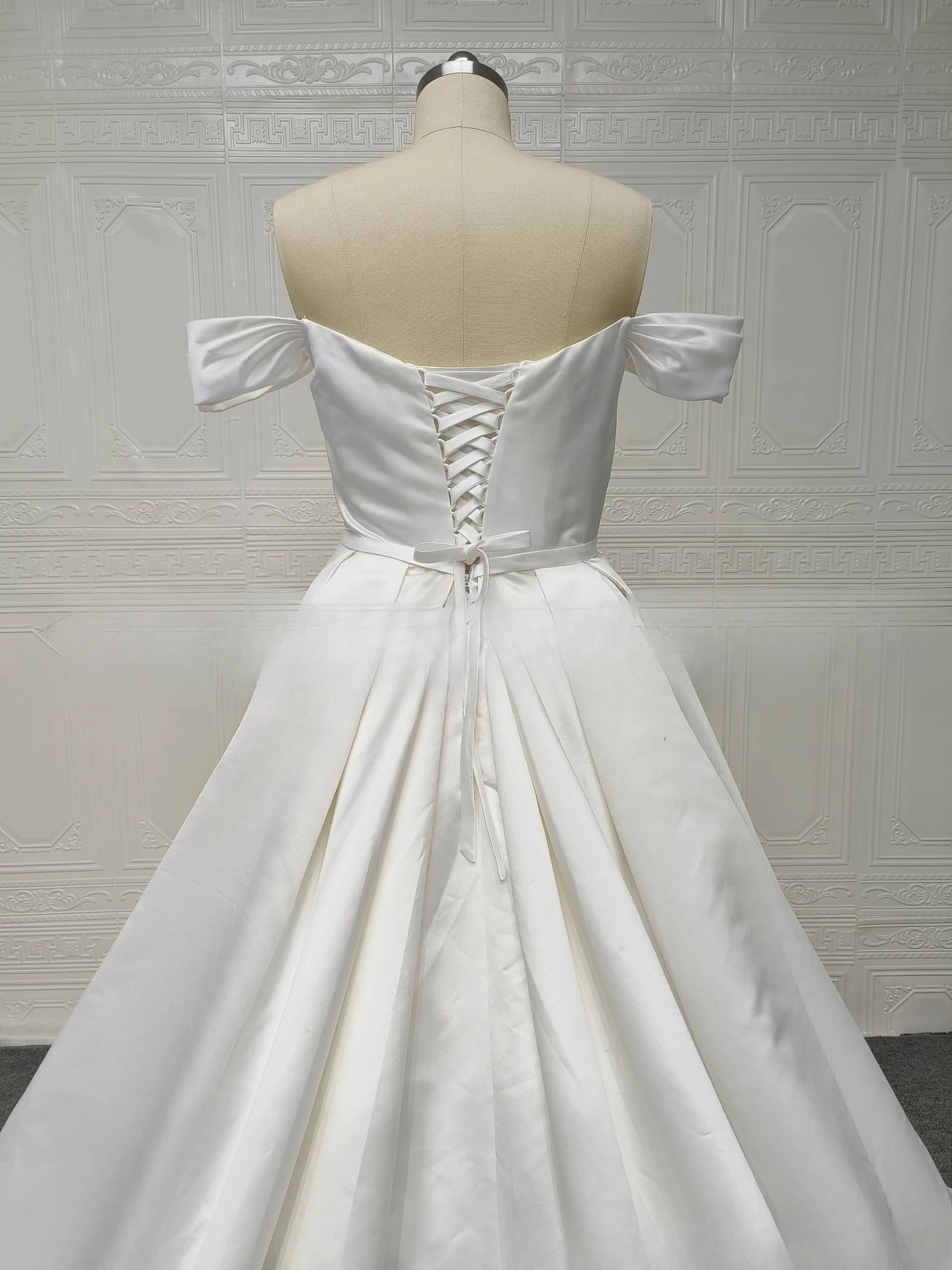 Vestido de noiva de cetim com glitter branco marfim