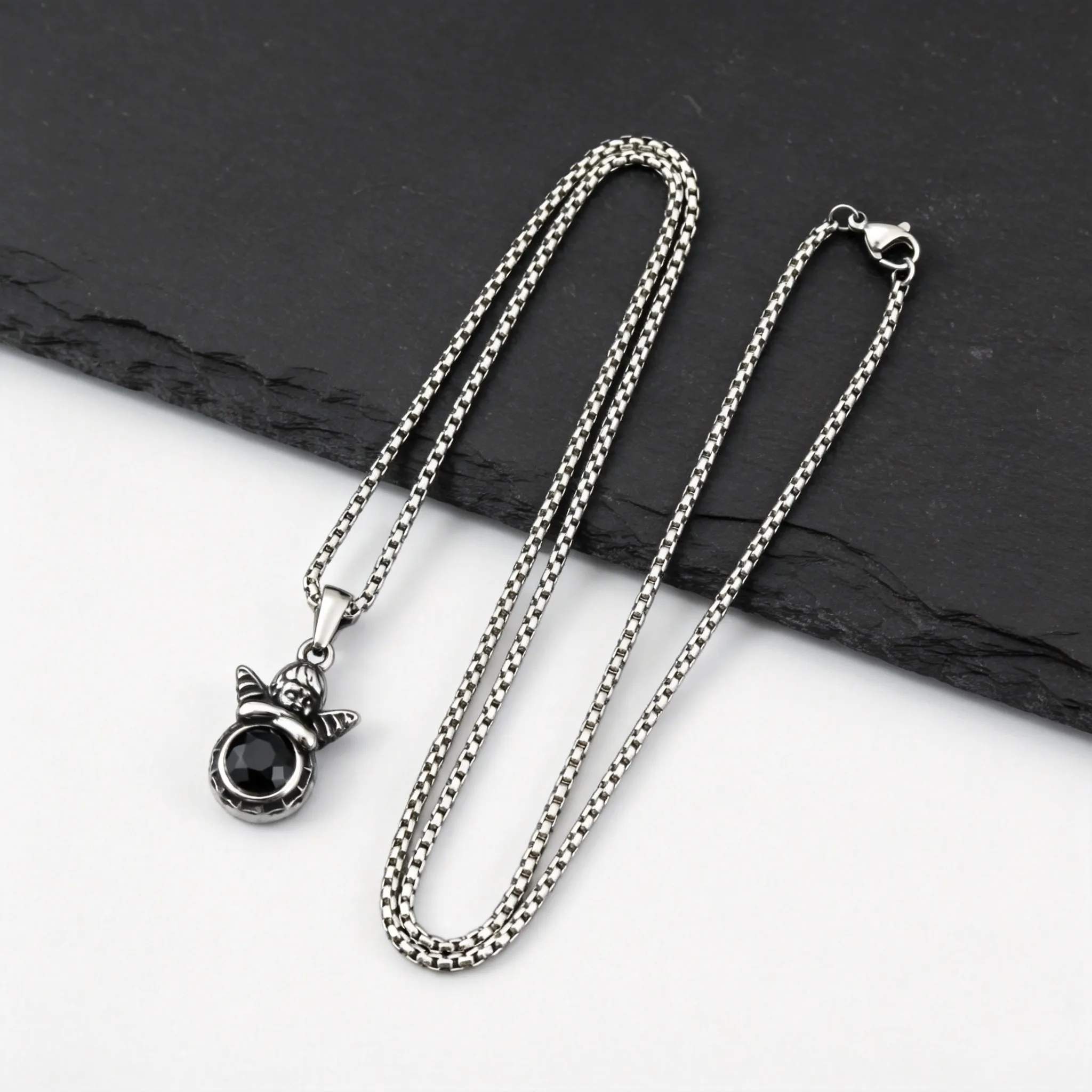 Halskette mit kleinem Engel-Anhänger für Männer und Jungen, Halskette mit rundem Naturstein-Anhänger aus Edelstahl, trendiger, lässiger Schmuck – Detail 3