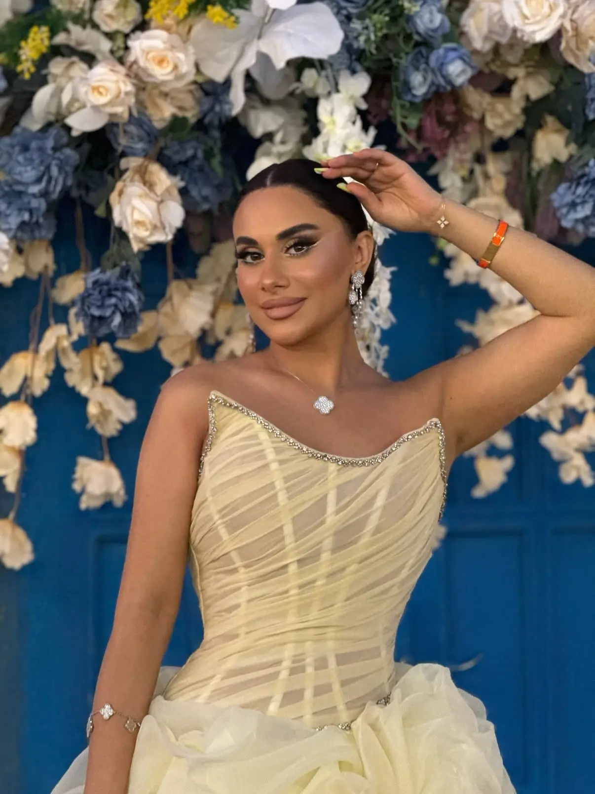 فستان قصير بكشكشة صفراء لطيفة للحفلات الراقصة مع خرز مشد قصير لحفلات الزفاف فستان الضيوف ثنيات تنورة الأورجانزا فستان الحدث