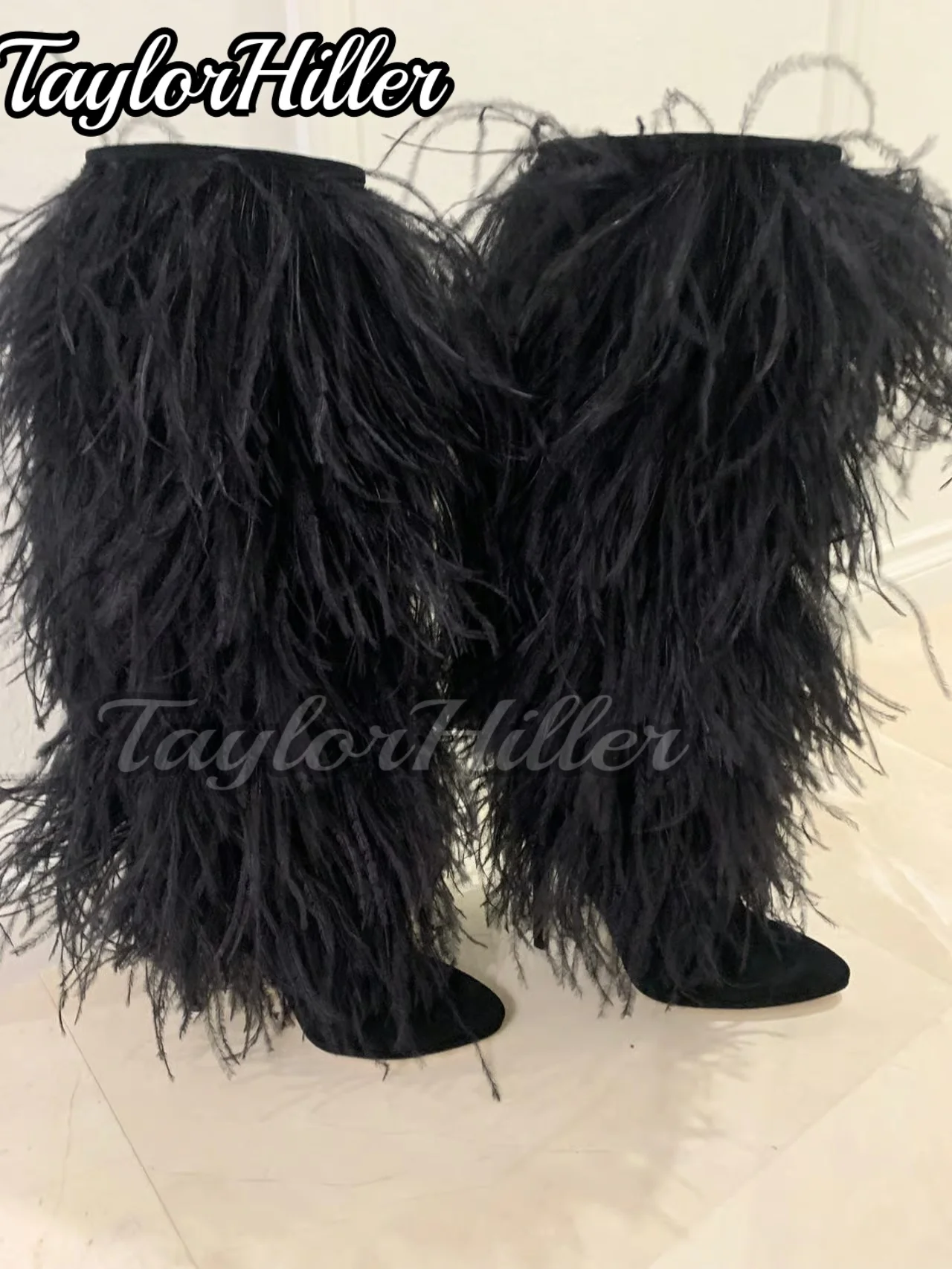 Botas peludas negras de piel hasta la rodilla Botas puntiagudas Zapatos de mujer estilo británico Otoño Invierno botines vestido cálido Zapatos de pasarela 2025
