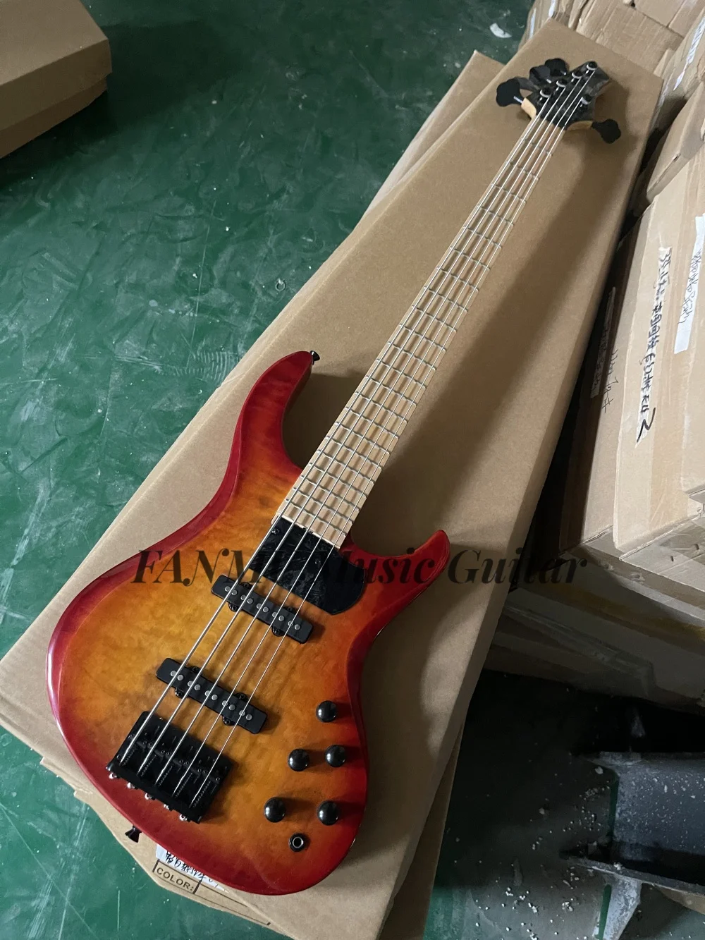

5-струнный отличный бас Sunday, фиксированный мост, корпус из ясеня, стеганый кленовый верх, кленовая накладка на гриф, активная батарея