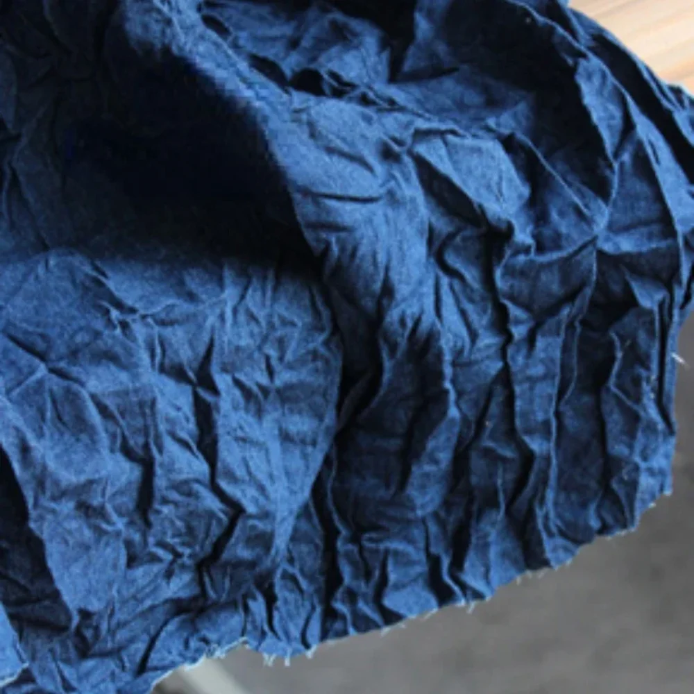 

Плиссированная джинсовая ткань индиго, окрашенная вручную, мягкая, утолщенная, для пошива курток, ветровок, дизайнерских изделий, модная одежда оптом