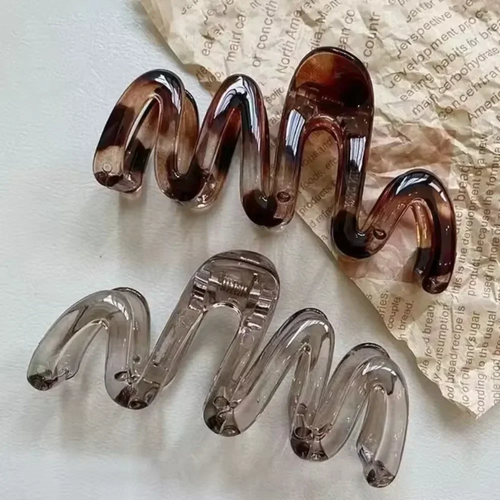 Women's Wavy High Glossy Amber Brown Hair Claws 4.13in Large Lightweight Plastic Hair Clip Elegant Minimalistic Hair Accessories