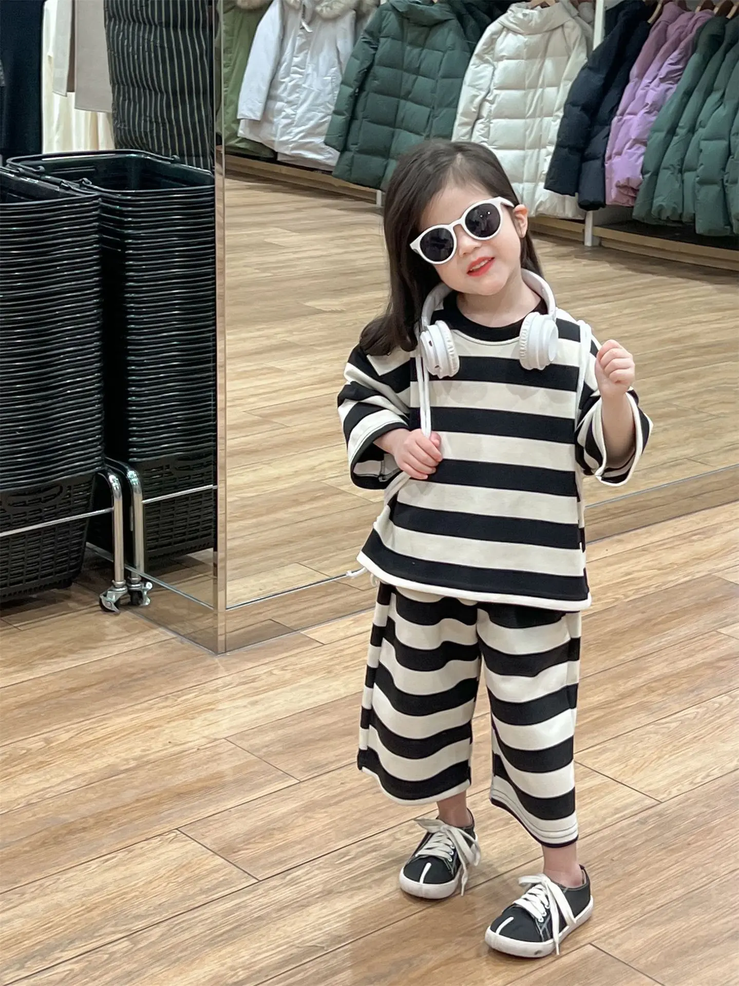 Childrens Sets Clothing Spring Korean Girls Stripe Wide Legs Versatile Hoodie Sweatpants Long Sleeved Sports 2024