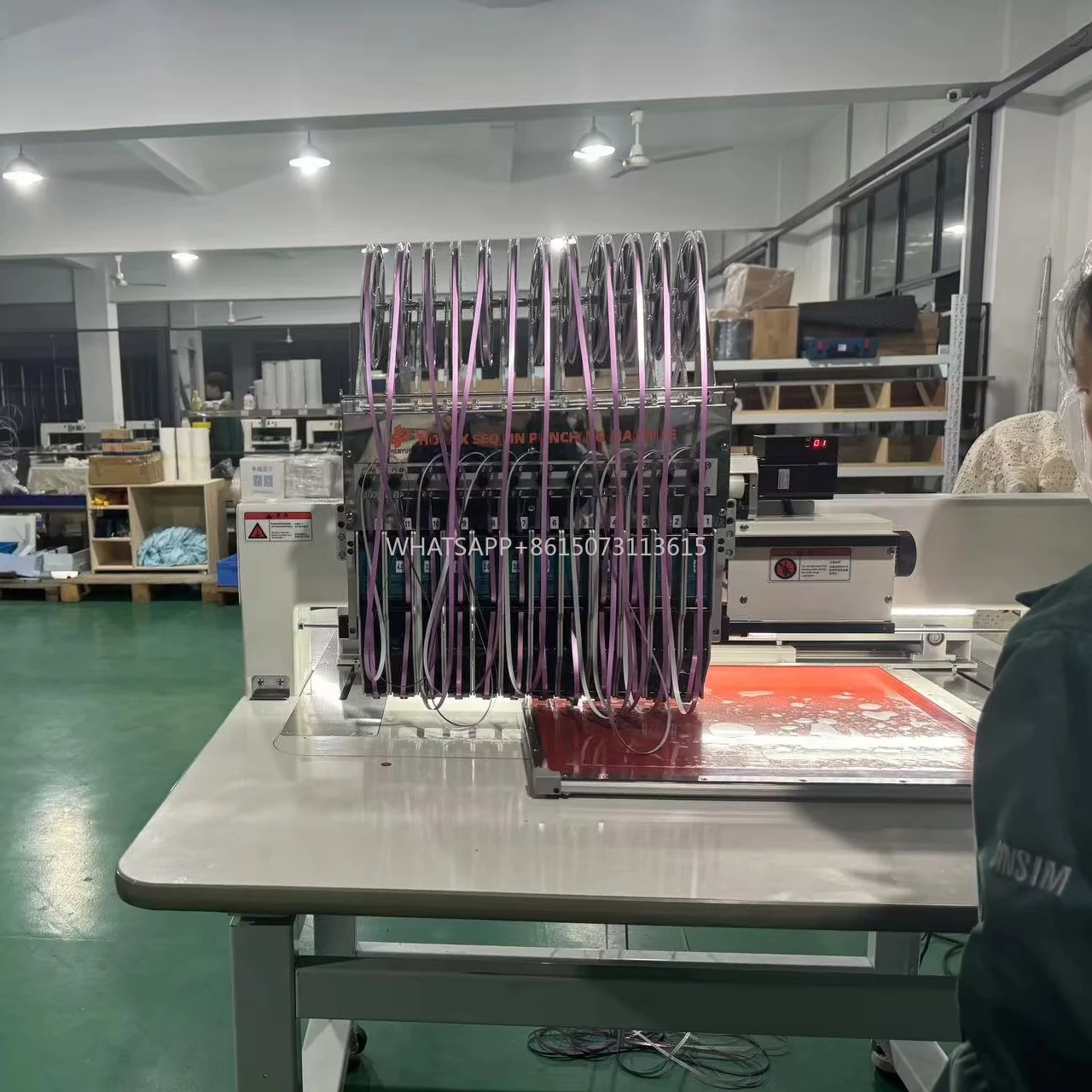 La macchina automatica per lustrini a caldo con motivo paillettes in PET rende i modelli brillano come strass