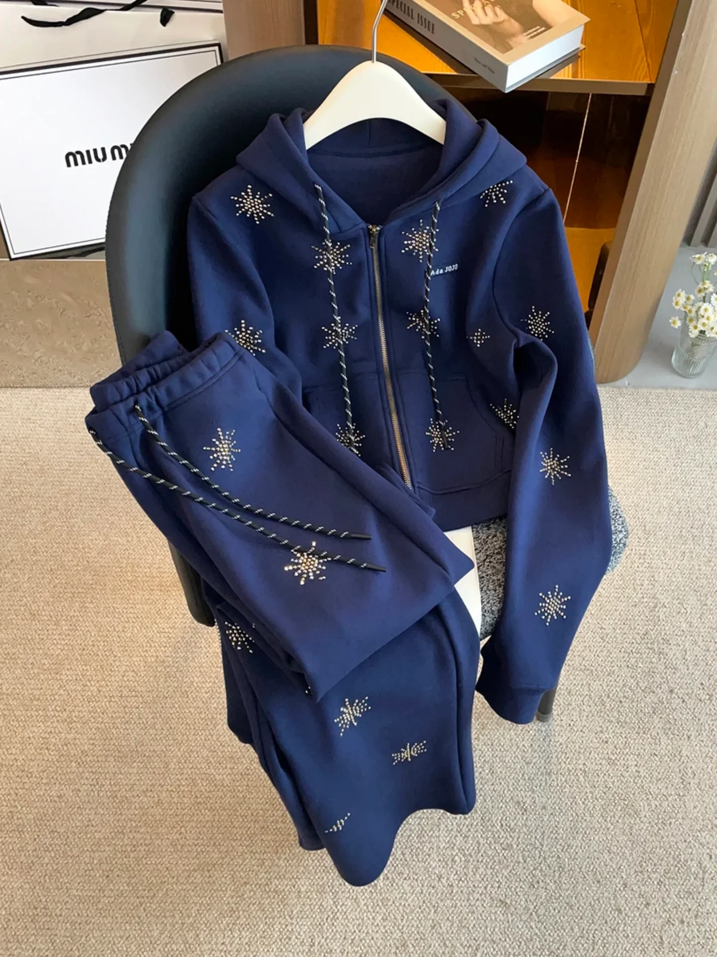 

Модный комплект из двух предметов с декорированной шляпой: женские зимние брюки с высокой талией и широкими штанинами, корейский стиль, повседневная одежда с длинными рукавами