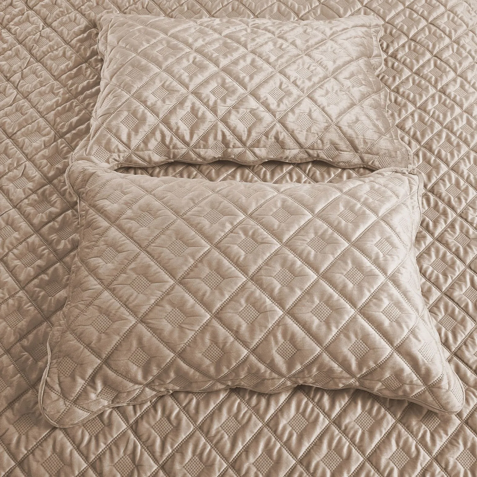 3D Ultrasonic Velvet Quilt Set, Elegant Solid Color Winter Bed Comforter with Cotton Padding, Premium Bedspread, 3-Piece Set