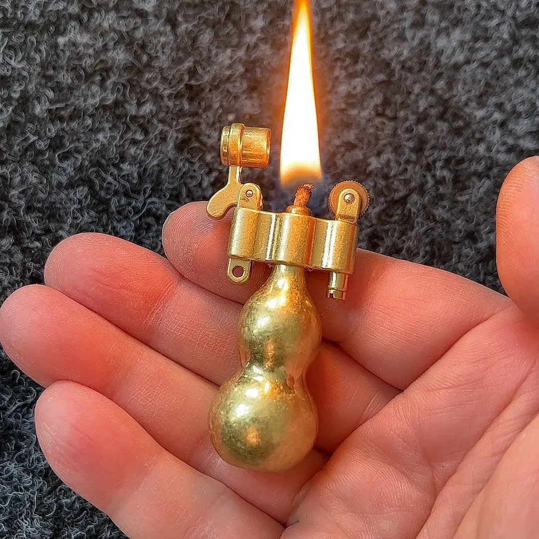 

New Brass Keychain Kerosene Lighter Portable Mini Metal Lighter Retro Grinding Wheel Ignition Lighter Gift Smoking Accessories