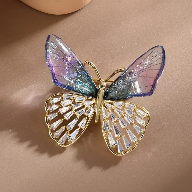 Minimalistische Schmetterlingsbrosche, hochwertige Brosche mit femininem und Nischendesign, 2024, neue Brosche, Hochzeitsgeschenk