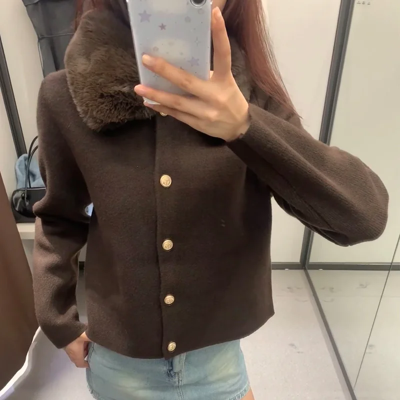 سترة نسائية 2025 موضة جديدة لخريف وشتاء بني داكن بأكمام طويلة وياقة من الفرو الصناعي سترة متماسكة