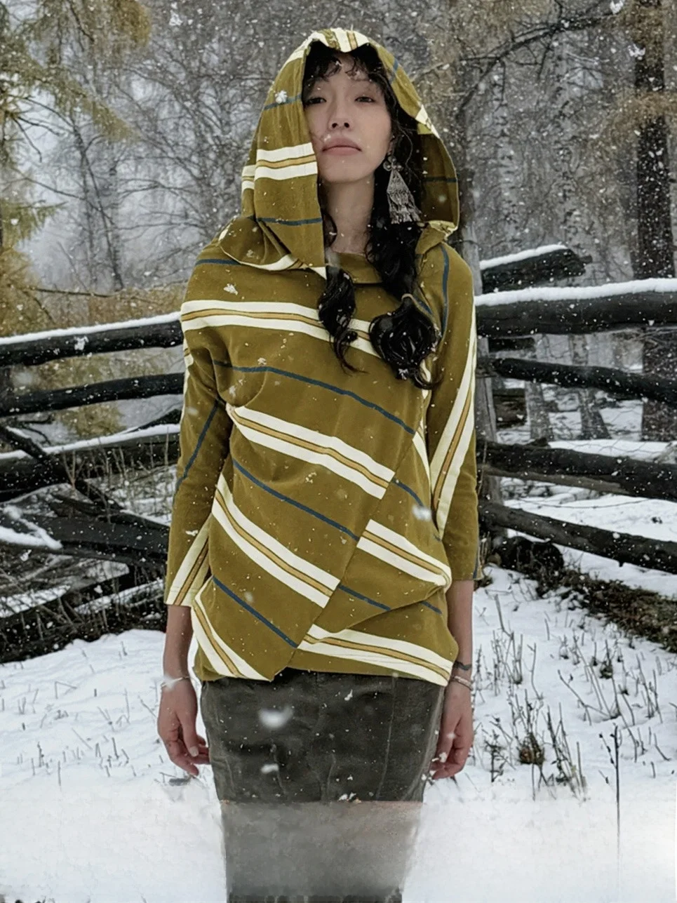 

Футболка QSC из чистого хлопка в клетку в стиле пэчворк с капюшоном 7/8 Све, серия Nomadic, уличная, свободная посадка, стандартная длина, полосатый узор