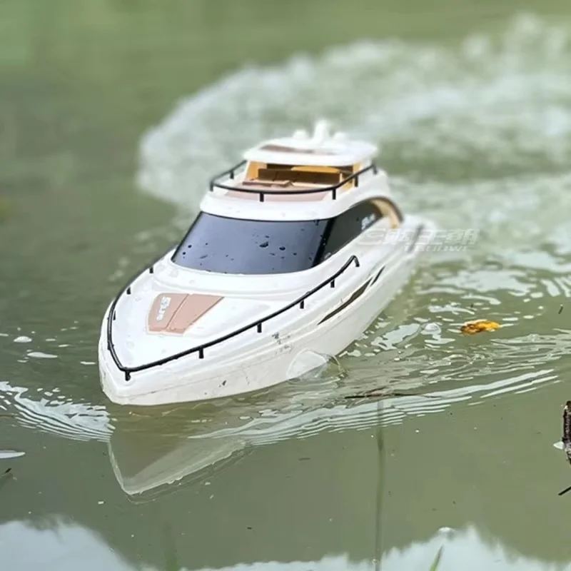 

H109 Высокоскоростная роскошная модель яхты 2,4 г Полностью пропорциональный пульт дистанционного управления Двойной моторный привод Водонепроницаемая полностью герметичная конструкция Радиоуправляемая лодка