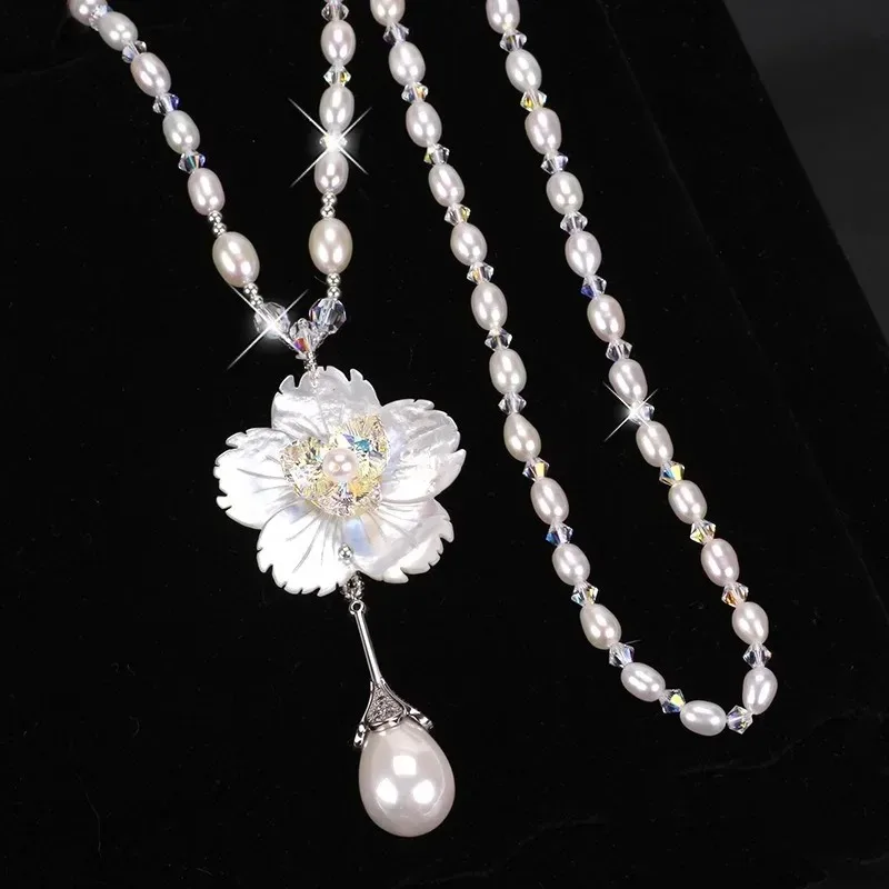 

A brand-new elegant floral sweater chain, a long and multi-functional crystal necklace, suitable for autumn and winter