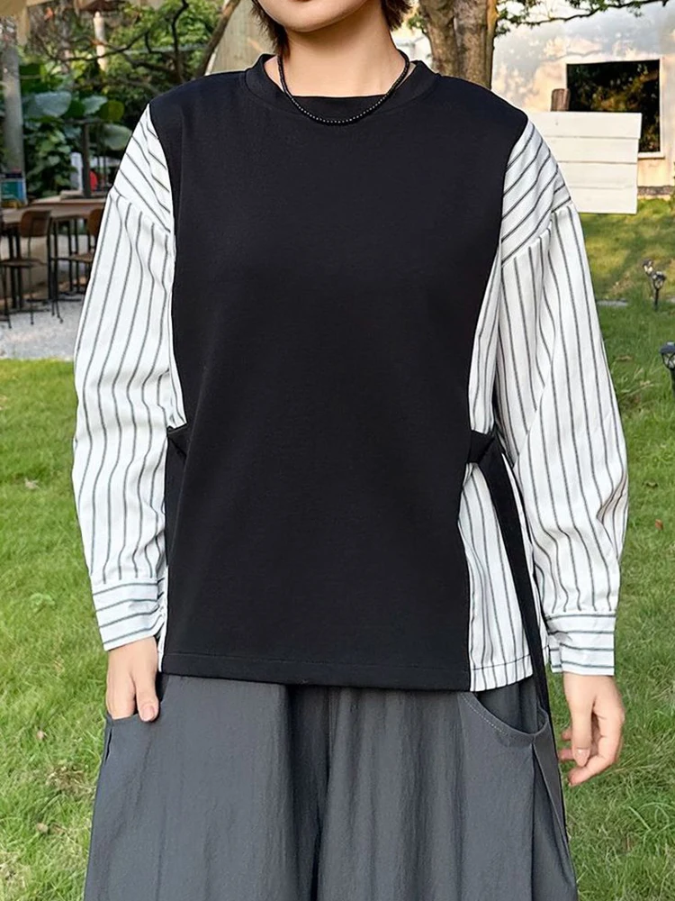 [EAM] White Spliced Striped Ribbon Big Size Sweatshirt New Round Neck Long Sleeve Women Fashion Tide Spring Autumn 2026 1DK0357