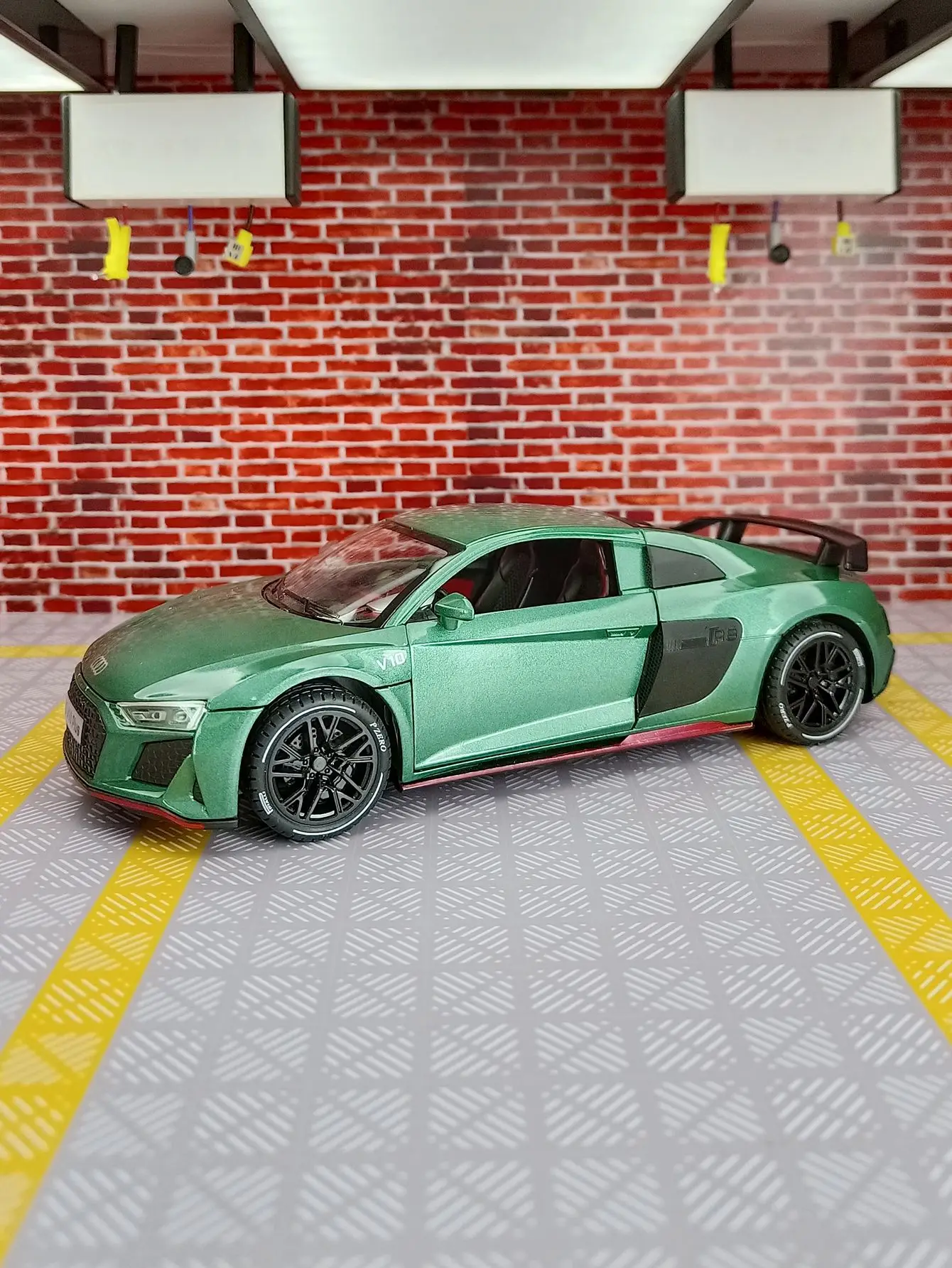 1:24 R8 V10 Plus Sports Car Model Simulation Alloy Super Toy Car Kids Boy Gift Collection Miniature Car Toys Pull Back