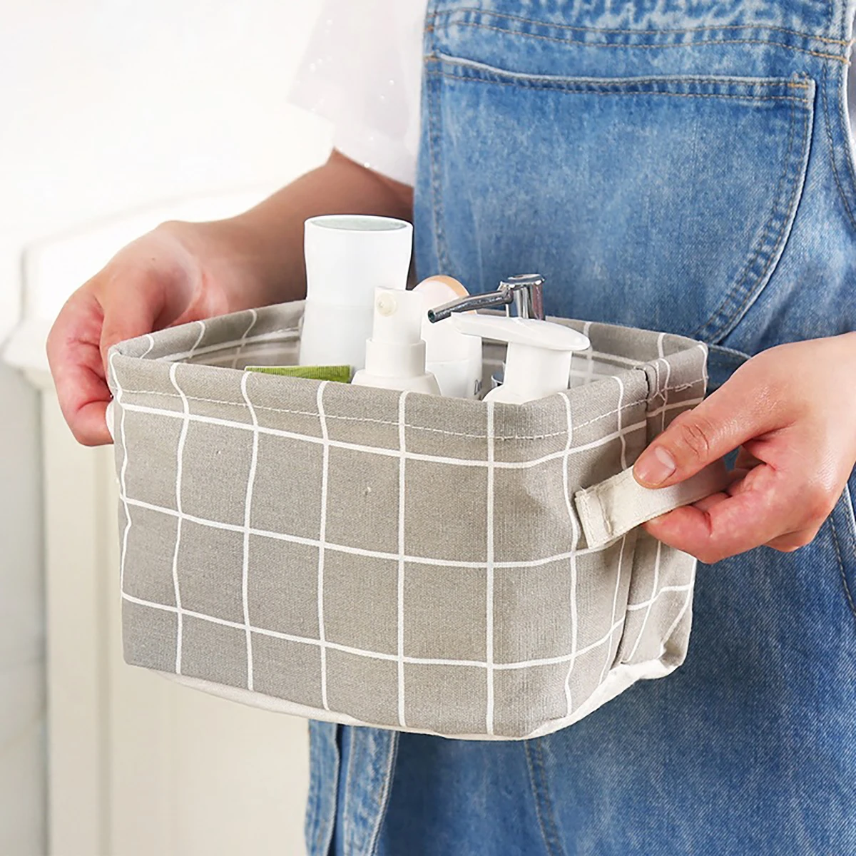 The multi-functional storage basket is foldable and can be carried by hand. It can be used on wardrobes and bathroom desktops ﻿