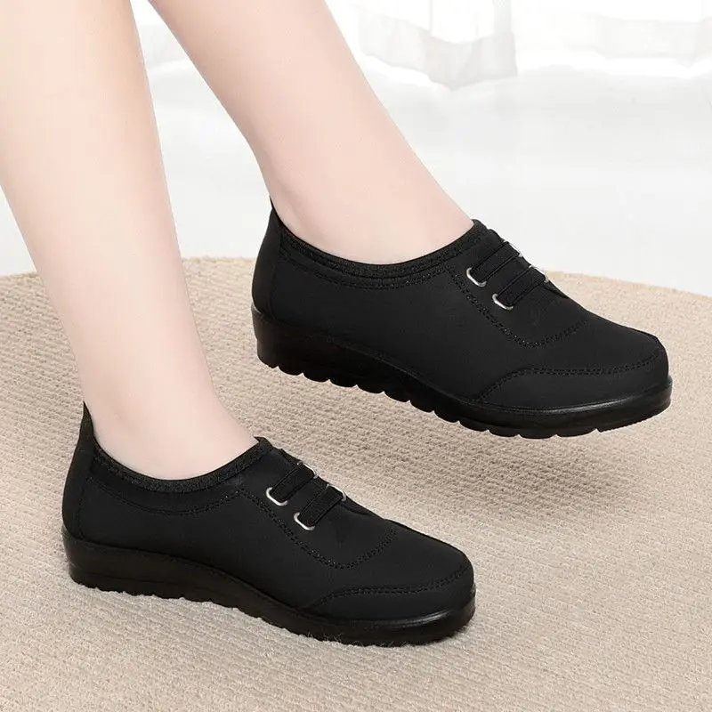 Damen-Schuhe aus Canvas mit weicher Sohle, zum Hineinschlüpfen, rutschfest, flache Laufschuhe für ältere Damen, atmungsaktiv, bequem, lässige Slipper. – Detail 12