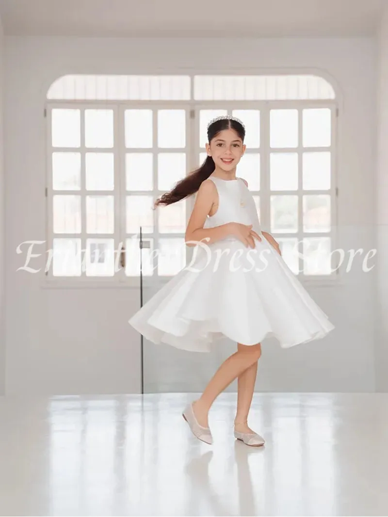 

Simple White Satin Flower Girl Dress For Wedding Sleeveless Puffy Bow Kids Birthday Party First Communion Ball Gowns Customized