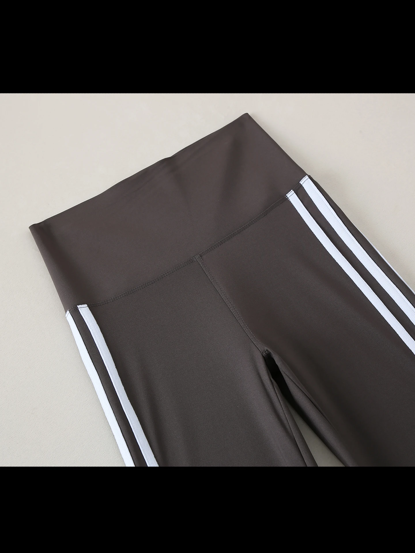 Damskie spodnie do jogi z wysokim stanem, w paski, lekko rozszerzane, z efektem modelowania brzucha i podnoszenia pośladków, codzienne, sportowe, długie.