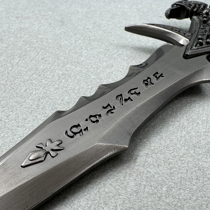 سيف فروستمورن بمقياس 1:6 طبق الأصل المعدني |   نموذج شفرة Runeblade ليتش كينج |   شاشة قابلة للجمع مقاس 22 سم
