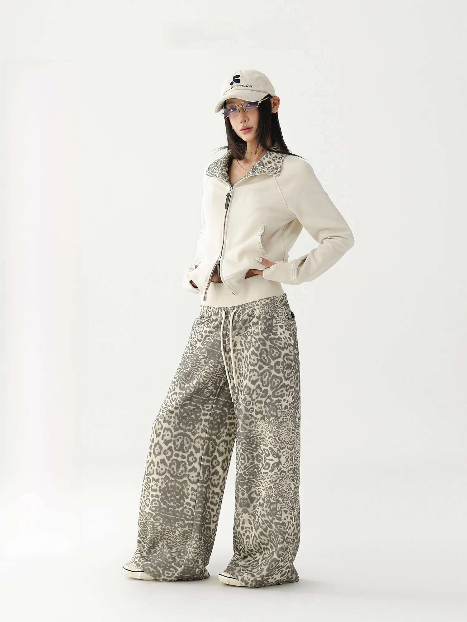 

Комплект AceStudios: Жакет в американском ретро-стиле с леопардовым принтом и воротником-стойкой, а также драпированные широкие брюки для женщин. Повседневный стиль.