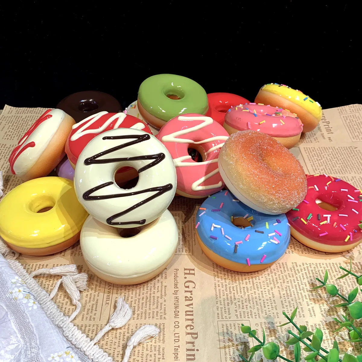 8,5cm Simulierte Donuts Runde Kunstnahrung Weiche PU-Brot-Farbe Nadelrosa Wanddekoration Schokoladen-Anhänger Süßigkeiten DIY-Requisiten Geschenk – Detail 2